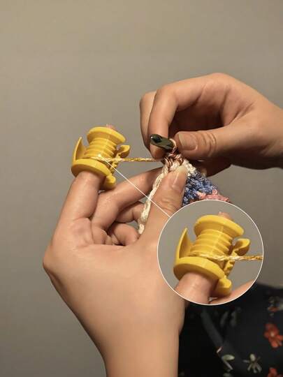 4 chiếc bảo vệ ngón tay móc len 3D, chất liệu TPR mềm mại chất lượng cao, chống trượt, phụ kiện dệt từ sợi bền, dụng cụ kim may tái sử dụng, đồ thủ công tự làm, bảo vệ tay khỏi đau nhức khi may vá.