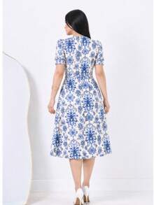 Women's Midi Dress With An Elegant Floral Print, Boat Neckline, Short Puff Sleeves, Crossover Hem, And A-Line Silhouette With A Belt. - 淺藍色 - 查看 4