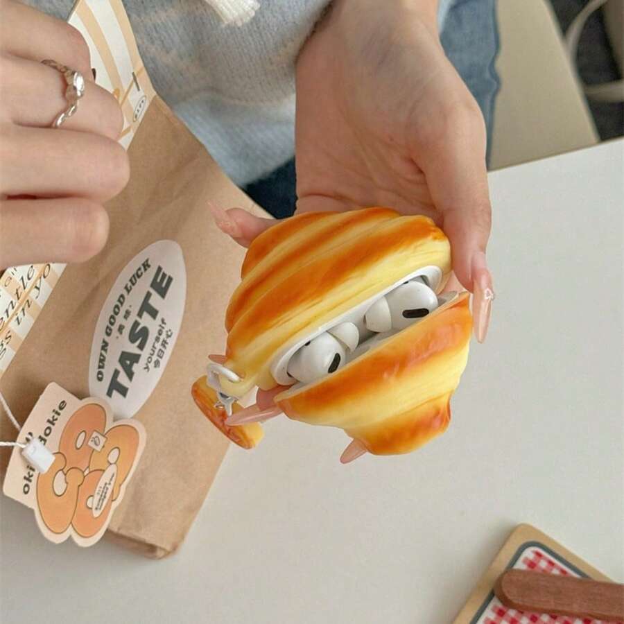 1个柔软硅胶蛋糕卷造型耳机保护套，兼容和其他蓝牙耳机，专为年轻女性、学生和美食爱好者设计，防震防刮，精准开孔支持有线和无线充电，适合通勤、校园、户外活动，是生日、情人节、圣诞节、送给女朋友的创意礼物，耳机保护套，可爱耳机盒，保护套，蛋糕卷耳机盒，少女数码配件，烘焙风格装饰
