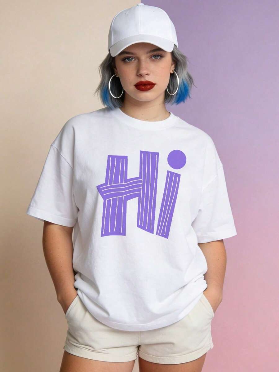 Camiseta de manga corta para mujer, de estilo casual de verano, con cuello redondo suave, que presenta un estilo minimalista americano de alta costura versátil en un color inspirado en la dopamina con la letra HI. Blanco. - Blanco - Ver 1