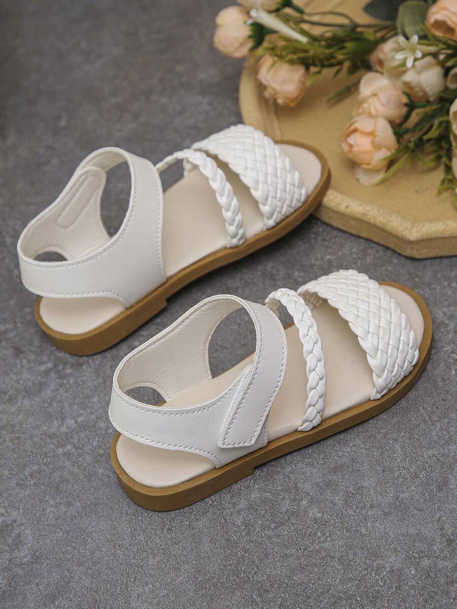 1 Pasang Sandal Datar Anyaman Anak, Pelangi-Putih, Cokelat. Terbuat dari Kulit PU Nappa Lembut dengan Desain Perekat Velcro.