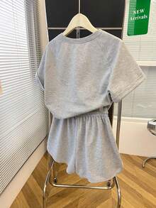 Damen Große Größen Lässiger Luxus Eleganter Loser einfarbiger Strass Dekor Rundhals Kurzarm T-Shirt und Shorts Set, Damen Große Größen 2-Teiliges Set, Große Größen Strass Dekor Set, Schule Outfit, Outdoor Sport Jogging Anzug, Abschlussfeier Geburtstags Outfit Sommer - Grau - Übersicht 5