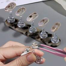 Giá đỡ thực hành làm móng acrylic, giá trưng bày hình bàn cờ, giá trưng bày móng nghệ thuật họa tiết mai rùa, trạm đào tạo làm móng. Họa tiết da báo, giá trưng bày móng nghệ thuật từ tính bằng acrylic với 5 giá đỡ và 1 đế, thích hợp để thực hành và trưng bày móng giả, tuyệt vời cho các salon và nhà cung cấp dịch vụ làm móng, lý tưởng cho người mới bắt đầu. - Nhiều màu - Xem 1