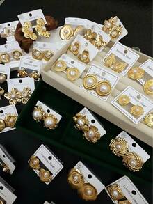 32颗优雅几何造型（花朵、水滴、蝴蝶、翅膀）不锈钢珍珠耳环。简约时尚的不锈钢耳环，适合女性日常佩戴，也是送给女性朋友的理想礼物。（随机发货） - 珍珠款 - 查看 6