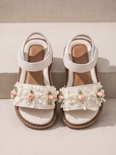 Gợi ý sản phẩm mới: Sandal công chúa tinh tế cho bé gái 3-12 tuổi. Đế màu trắng kem với ren hoa hồng ba chiều và ngọc trai. Gót có khóa dán tiện lợi để dễ dàng mang vào và tháo ra. Mũi tròn và gót mềm mại. Phong cách đồng quê Pháp. Lý tưởng cho việc đi học hàng ngày và là đôi giày mùa hè đa năng!