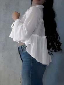 Camisa elegante y casual para mujer, diseño asimétrico, manga farol con lazo en el cuello, tela tejida de unicolor con bajo plisado, elegante para uso diario, citas, vacaciones, primavera/verano en color blanco - Blanco - Ver 6