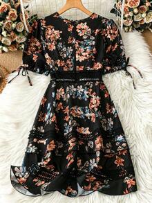 Vestido casual de vacaciones con estampado floral, parche y ribete de encaje para mujeres - Negro - Ver 2