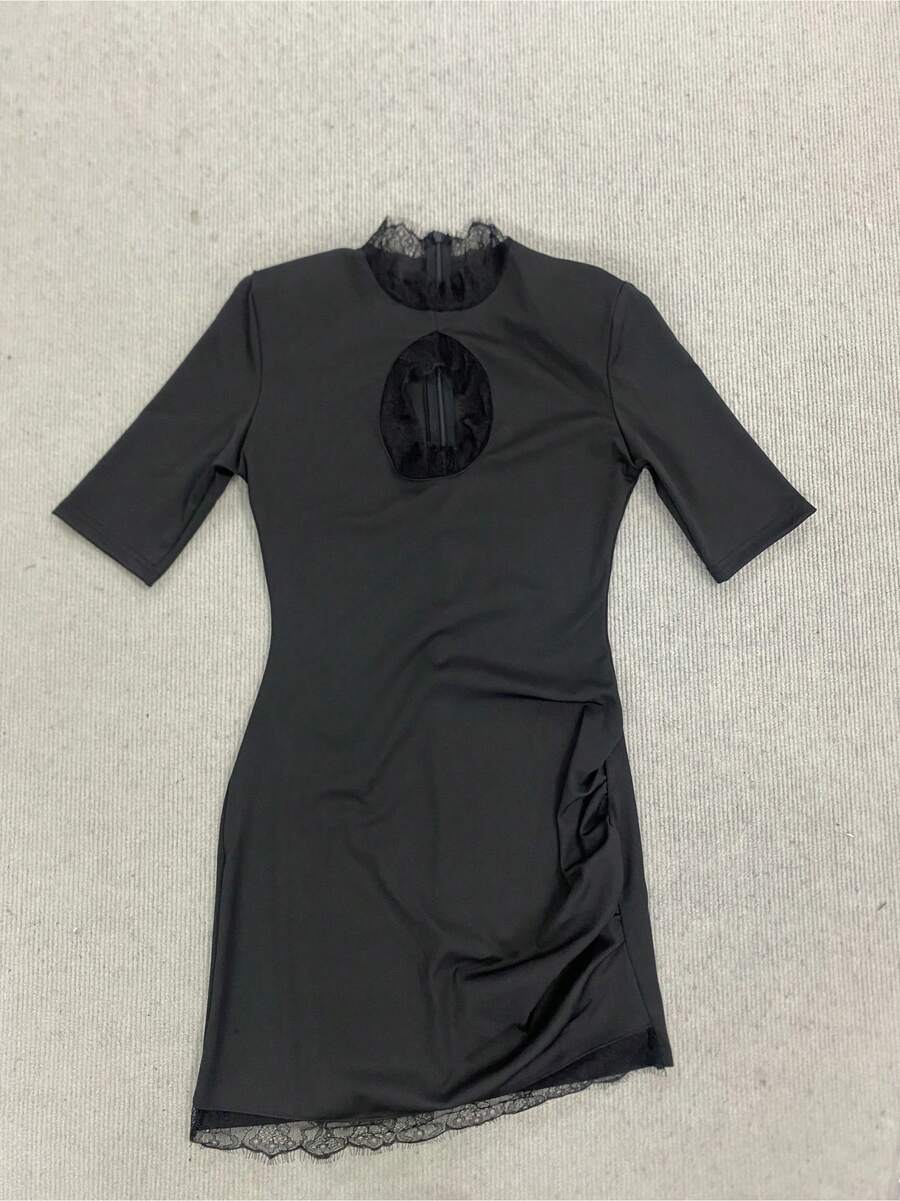 Vestido corto sexy de encaje con aberturas y empalmes para mujer europea y americana, de color liso, ajustado y que realza la cadera. - Negro - Ver 1