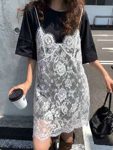 Vestido casual de dos piezas para mujer, camiseta blanca de manga corta combinada con vestido de encaje negro de tirantes finos y estampado floral, diseño fresco y cómodo, ideal para primavera-verano, uso diario, salidas informales y looks streetwear - Blanco y Negro - Ver 12