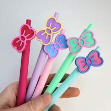 Bộ 1/3/5 bút bi rút hình nơ 0.5mm, kèm ruột bút thay thế, bút bi bấm hình hoạt hình, đồ dùng học tập, mực đen, khô nhanh, chất liệu nhựa, ngòi cỡ trung bình, kiểu bấm, thích hợp cho trường học, nhà, văn phòng, phần thưởng, quà tặng học sinh, quà tặng ngày lễ, mùa tựu trường. - A - Xem 4