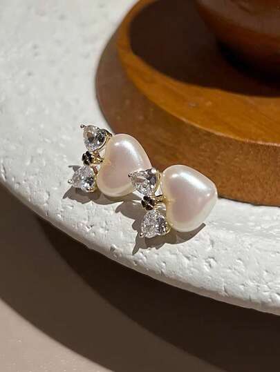 1 Đôi bông tai kiểu Pháp tối giản thanh lịch, thiết kế hình trái tim và nơ bằng ngọc trai giả, đính đá thủy tinh lấp lánh, sang trọng, thích hợp đeo hàng ngày, hẹn hò và các dịp đặc biệt.