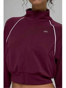 Alo Yoga Track Star Full Zip Jacket | Vintage-Inspired Athletic Silhouette | High-Performance Tech Fabric | Sleek Studio-To-Street Layering | Luxury Sportswear Essential - 中紫紅色 - 查看 4