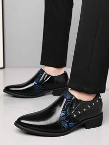 QRLQRL Zapatos de vestir cómodos y de moda para hombre YI con patrón de remaches, punta puntiaguda, parte superior de PU y suela de goma - Negro - Ver 4