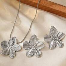 1 Set Vintage Luxury Stainless Steel Textured 3D Floral Pendant Necklace And Earrings Jewelry Set, Women's Daily Wear, Party And Wedding Gift - Yellow Gold - View 5