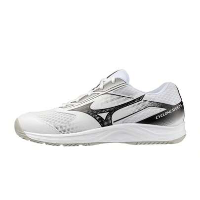  Mizuno Cyclone Speed 5 Junior witte handbalschoenen voor kinderen: ontworpen voor beginnende spelers in het middelbaar en voortgezet onderwijs. Ze bieden lichtheid, comfort en flexibiliteit. Met een platte en stabiele zool voor het leren spelen op het veld. Merk: MIZUNO, kleur: wit, herenmodel.