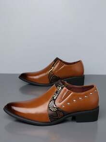 QRLQRL Zapatos de vestir cómodos y de moda para hombre YI con patrón de remaches, punta puntiaguda, parte superior de PU y suela de goma - Marrón - Ver 3