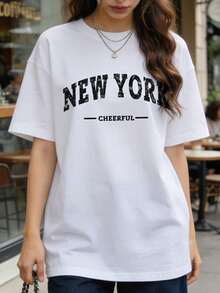 Camiseta de manga corta con cuello redondo suave y casual para mujer, estilo vintage de Nueva York con estampado gráfico de texto desgastado, adecuada para uso diario. Negra. - Blanco - Ver 1