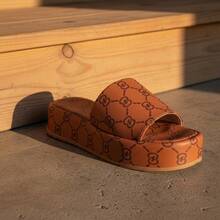 Sandália Feminina Flatform Slide Estampa Monograma Luxo Confortável - Caramelo - Visão 2