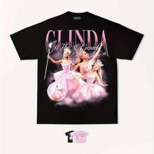 Camiseta gráfica de  del cine Wicked - Negra con detalles rosados - Camiseta de manga corta unisex para teatro, gimnasio, Halloween - Tallas S-5XL - Ropa oficial para fanáticos del musical Wicked, ropa de gimnasio, ropa casual, estilo deportivo, ajuste cómodo, tejido duradero, ropa casual, traje de vacaciones, cuello redondo, impresión de alta calidad, camiseta impresa, amantes del teatro - Negro - Ver 1