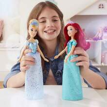 Hasbro 迪士尼公主皇家闪耀爱丽儿娃娃，时尚娃娃，带裙子和配饰，适合3岁及以上儿童的玩具 - A riel - 查看 4