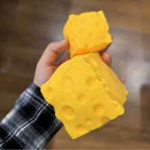 1個特大號黃色起司裝飾品,由柔軟彈性樹脂製成。慢回彈設計可緩解壓力與焦慮。適合桌面、臥室、居家和辦公室的可愛裝飾。適合新年、情人節、父母節和畢業季的趣味惡搞手工禮物。 - 多色 - 查看 10