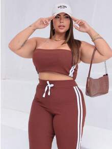 Conjunto Feminino Plus Size Calça e Cropped Tomara Que Caia Com Listas Lateral Elegante Casual - Marrom - Visão 3