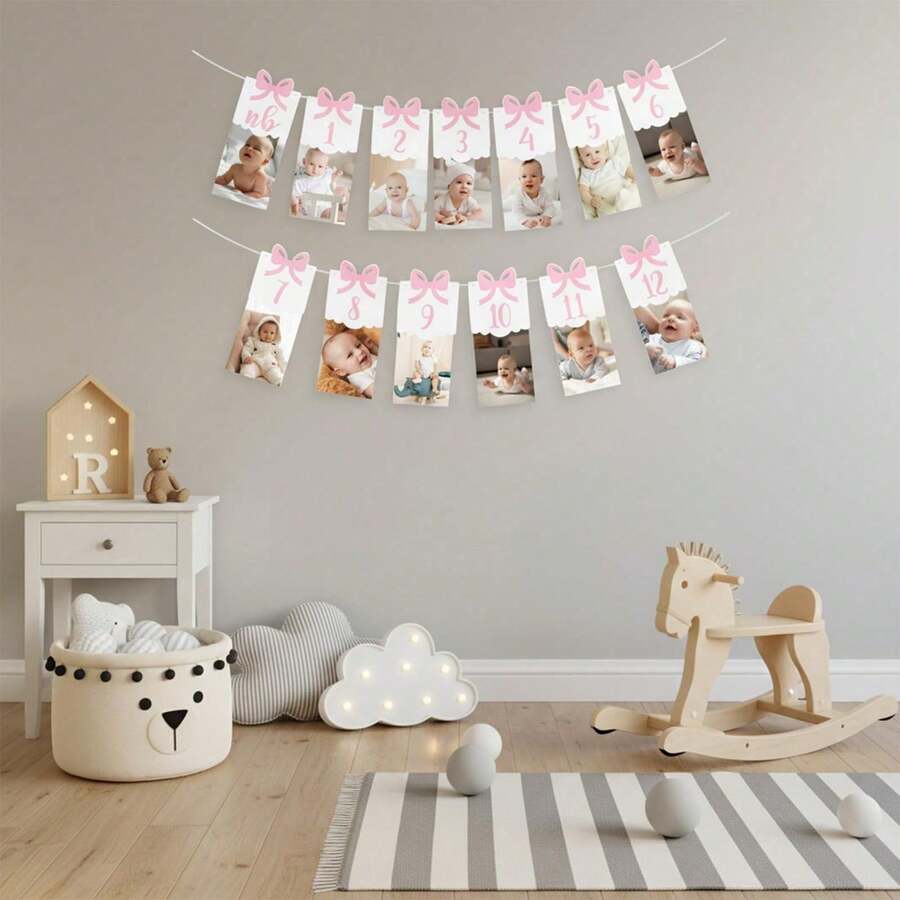 Khung ảnh kỷ niệm sự phát triển từ sơ sinh đến 12 tháng tuổi với nơ hồng, trang trí tiệc sinh nhật lần thứ nhất cho bé gái, phông nền chụp ảnh kỷ niệm sinh nhật đầu tiên, trang trí tường chụp ảnh, trang trí tiệc mừng em bé chào đời, trang trí tường phòng trẻ, kỷ niệm sinh nhật đầu tiên của bé.