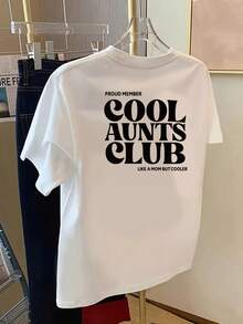 Modern kortärmad topp med tryck fram och bak, ett sommarmust för Cool Auntie Club. Avslappnad damtopp med rund hals och trycket "Proud Member" - Damkläder, avslappnad passform, t-shirt i klassisk design. - Vitt - Visa 1