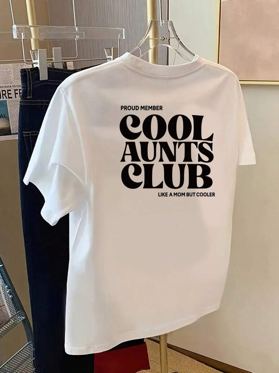 Modern kortärmad topp med tryck fram och bak, ett sommarmust för Cool Auntie Club. Avslappnad damtopp med rund hals och trycket "Proud Member" - Damkläder, avslappnad passform, t-shirt i klassisk design. - Vitt - Visa 1