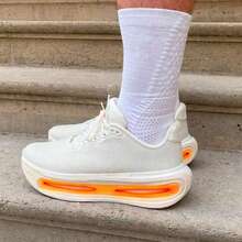 NK Running Vomero Premium Tennis Shoes With Soft Cushioning For Training And Gym Use - 白色/橙色 - 查看 3