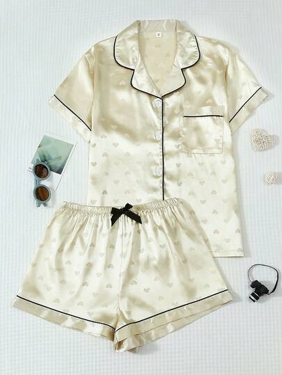 Bộ đồ ngủ 2 món bằng vải satin crepe in hình trái tim, tay ngắn, cổ áo xếp nếp và quần short thắt nơ dành cho nữ, thích hợp cho mùa xuân/hè.