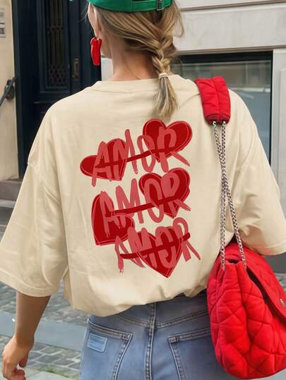 Camiseta de manga corta de verano para mujer con estampado de letras y corazones, de corte holgado y versátil, de cuello redondo, en color beige. Adecuada para uso diario, vacaciones y el Día de San Valentín