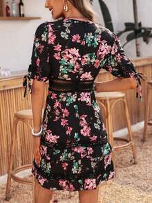 Vestido casual de vacaciones con estampado floral, parche y ribete de encaje para mujeres - Rosa - Ver 2