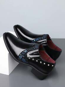 QRLQRL Zapatos de vestir cómodos y de moda para hombre YI con patrón de remaches, punta puntiaguda, parte superior de PU y suela de goma - Negro - Ver 3