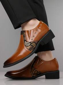 QRLQRL Zapatos de vestir cómodos y de moda para hombre YI con patrón de remaches, punta puntiaguda, parte superior de PU y suela de goma - Marrón - Ver 5