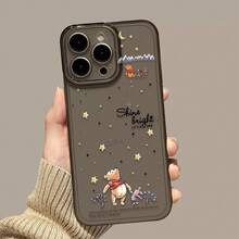 Ốp điện thoại unisex sáng tạo và đẹp mắt được làm từ chất liệu TPU với họa tiết Winnie the Pooh của Disney, làm bằng silicon trong suốt. Kiểu dáng thời trang, dễ thương, với chữ tiếng Anh, thiết kế trang nhã, hình ngôi sao, sao băng, cao cấp, hoạt hình và thu hút. Tương thích với các dòng điện thoại iPhone 17/17 Pro/17 Pro Max/16/15/14/13/12 PRO & PRO Max. - Màu đen mờ - Xem 2