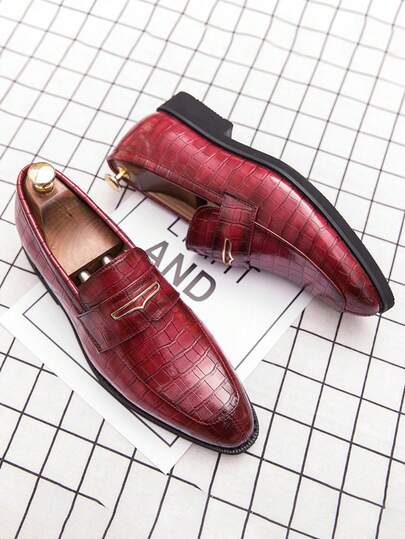 2026 Mocasines de verano de punta puntiaguda negros, zapatos de hombre hechos a mano con estampado a cuadros y efecto desgastado vintage, zapatos casuales de oficina con suela de goma transpirable para primavera, zapatos Oxford formales sin forro para otoño/invierno, zapatos Derby de cuero elegantes y cómodos de punta puntiaguda, elegantes tacones altos, zapatos sencillos de color rojo sólido para novio de boda, zapatos de rendimiento para banquetes, graduaciones y bailes, zapatos casuales diarios para jóvenes, zapatos de lujo suaves y elegantes con suela de goma