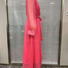 Flowing With French Elegance For Daily Wear Or Soirées, This Navy, Red, Or Green Long-Sleeve Maxi Dress Features A Deep V-Neckline, A Defined Waist Tie, And A Thigh-High Side Slit-Offering A Sleek, Pure-Color Silhouette With Effortless Sophistication. Vestidos Para Graduación - 玫瑰紅 - 查看 6