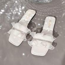 Mẫu sandal nữ màu trắng sang trọng, thời trang, tinh tế, đa năng, gợi cảm, đính pha lê lấp lánh, mũi vuông, viền ren, thuộc bộ sưu tập mùa hè 2026. Được khảm những viên pha lê trong suốt lấp lánh, sang trọng. - trắng - Xem 14
