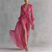 Flowing With French Elegance For Daily Wear Or Soirées, This Navy, Red, Or Green Long-Sleeve Maxi Dress Features A Deep V-Neckline, A Defined Waist Tie, And A Thigh-High Side Slit-Offering A Sleek, Pure-Color Silhouette With Effortless Sophistication. Vestidos Para Graduación - 玫瑰紅 - 查看 1