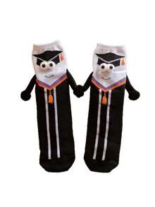 1 đôi tất dài đến bắp chân unisex dễ thương chủ đề mũ tốt nghiệp hoạt hình, thiết kế hình búp bê nắm tay vui nhộn, phù hợp với trang phục lễ tốt nghiệp. - màu đen - Xem 3