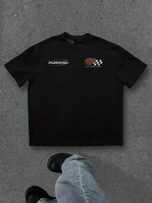 Manfinity  Camiseta de manga corta con hombros caídos, estampado gráfico de carreras desgastado y sobredimensionado en color negro - Negro - Ver 3