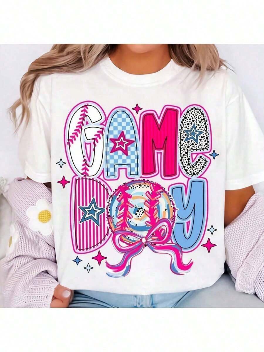 Camiseta Colorida para Mujer con Estampado de Día de Partido - Divertida y Festiva Camiseta Casual con Diseño de Letras Únicas y Patrón de Softbol, Perfecta para Eventos Deportivos y Celebraciones de Día de Partido - Blanco - Ver 1