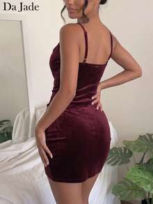 Da Jade Gaun Mini Bodycon Wanita Bahan Beludru Tali Spageti, Gaun Pendek Kerah Cowl dengan Aksen Serut dan Kelim Wrap, Warna Polos Fit Slim untuk Pesta - Burgundy - View 3