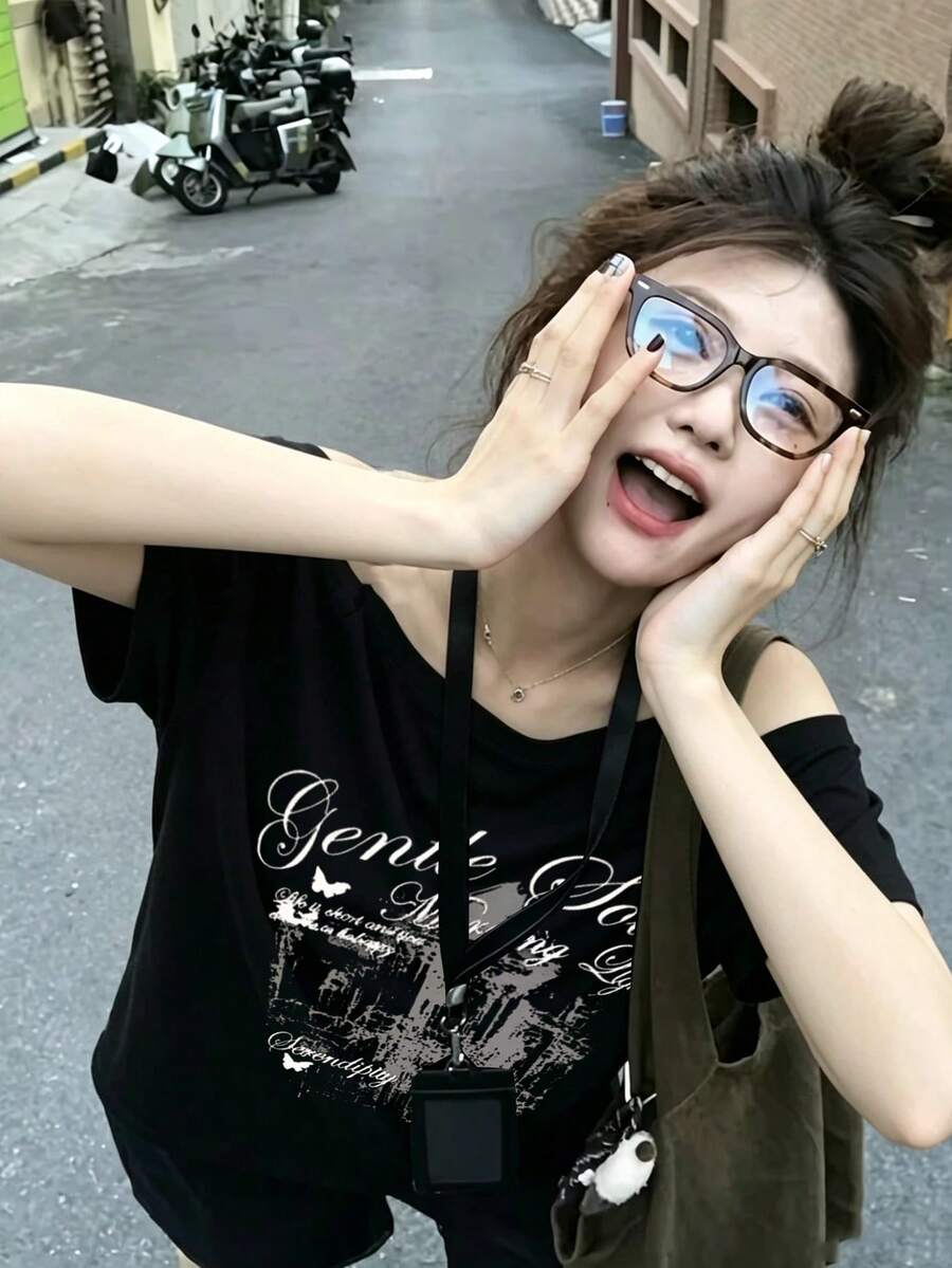 女士黑色涤纶露肩短袖T恤，饰有优雅图案印花，高弹力，常规长度，修身下摆，休闲上衣。高弹力常规涤纶上衣，适合日常休闲和办公穿着。 - 黑色 - 查看 1