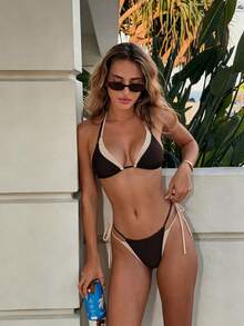 Bikini de dos piezas con escote halter y copa triangular, edición de junio de la serie Sunshine Girl 2026 para mujer, color beige y contraste. Traje de baño de vacaciones. - Blanco - Ver 6