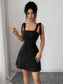 Vestido corto ajustado para mujer, color negro clásico, escote cuadrado con tirantes anchos decorados con lazadas, falda acampanada y detalles de perlas, elegante y favorecedor, ideal para fiestas, citas, eventos especiales y primavera-verano - Rojo - Ver 10