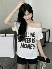Áo thun nữ tay ngắn, hở vai, in hình "Chúng ta chỉ cần tiền", chất liệu polyester co giãn, vạt áo thông thường, độ đàn hồi cao, dáng regular fit, phù hợp mặc hàng ngày đi làm hoặc dạo phố. - trắng - Xem 2