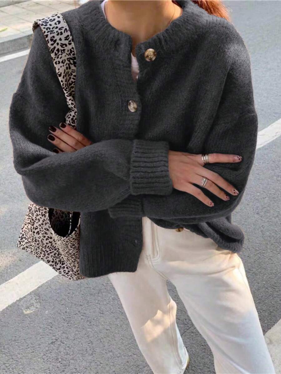 Cárdigan de punto con cuello redondo, hombros caídos, manga larga y botones delanteros, en color gris oscuro talla grande. Prenda de punto cálida y cómoda para otoño/invierno, primavera/otoño - Gris Oscuro - Ver 1