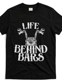 Funny Men's Motorcycle T-Shirt, Mexican Style, With A Prison Graphic Print And The Phrase "Life Behind Bars." Casual Short-Sleeve T-Shirt For Enthusiasts And As A Humorous Gift. Same Style For Men And Women. Short-Sleeve Printed T-Shirt For Summer 2026. Cotton T-Shirt. Summer Fashion. - 黑色 - 查看 1
